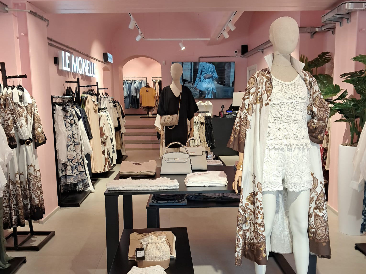 Negozio di abbigliamento donna LE MONELLE