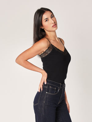 Geripptes Oberteil mit Spitzenkragen 