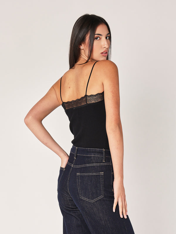 Geripptes Oberteil mit Spitzenkragen 