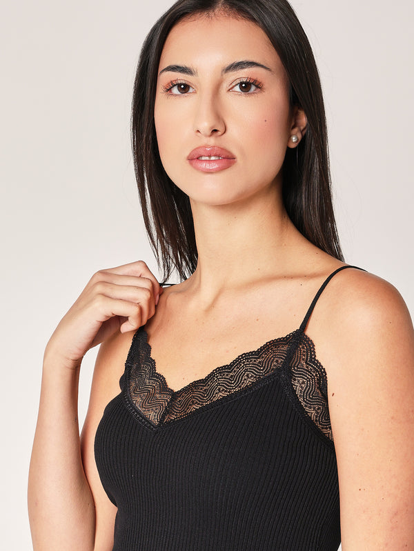 Geripptes Oberteil mit Spitzenkragen 