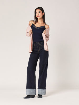 Geripptes Oberteil mit Spitzenkragen 