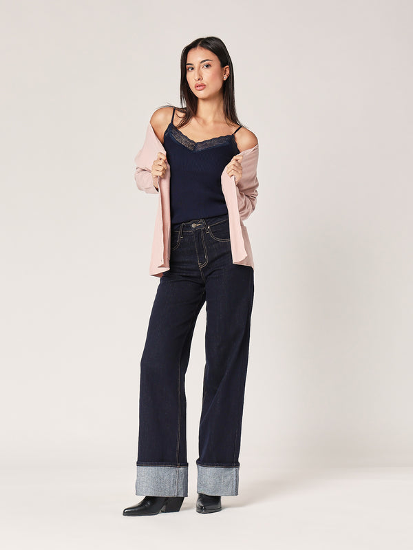 Geripptes Oberteil mit Spitzenkragen 