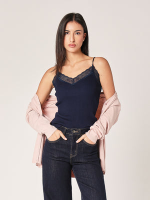 Geripptes Oberteil mit Spitzenkragen 