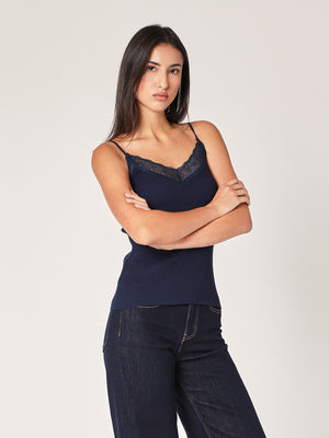 Geripptes Oberteil mit Spitzenkragen 