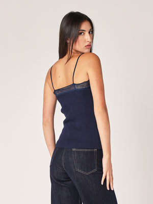 Geripptes Oberteil mit Spitzenkragen 