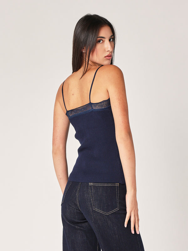 Geripptes Oberteil mit Spitzenkragen 