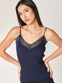 Geripptes Oberteil mit Spitzenkragen 