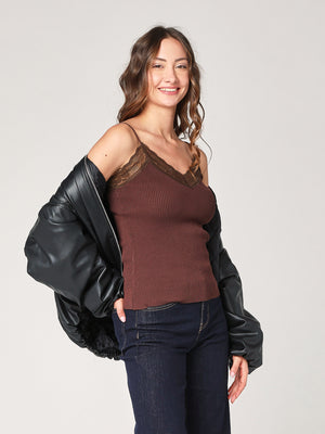 Geripptes Oberteil mit Spitzenkragen 