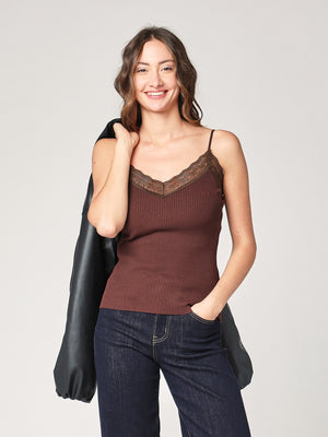 Geripptes Oberteil mit Spitzenkragen 