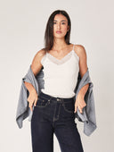 Geripptes Oberteil mit Spitzenkragen 