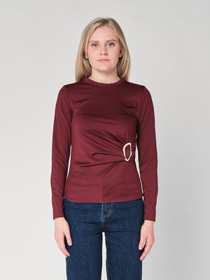 Maglia con gioiello a lato