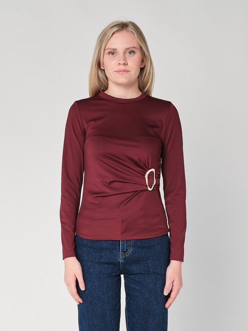 Maglia con gioiello a lato