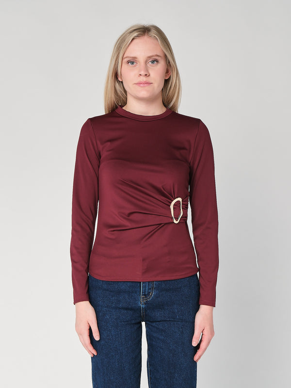 Maglia con gioiello a lato