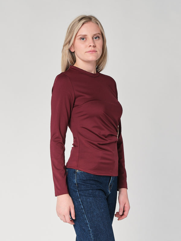 Maglia con gioiello a lato