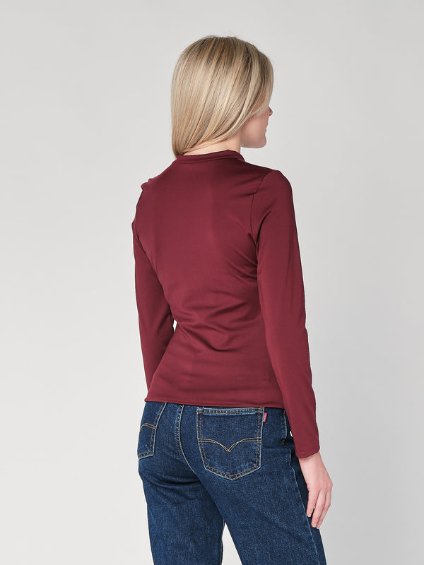 Maglia con gioiello a lato