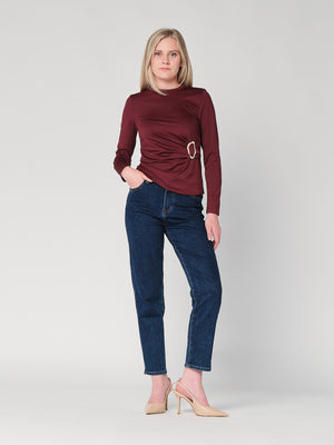 Maglia con gioiello a lato