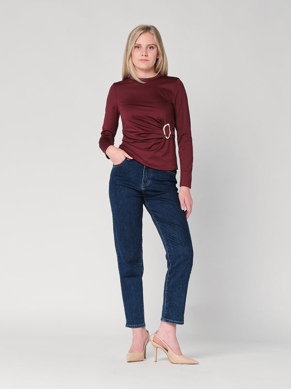 Maglia con gioiello a lato