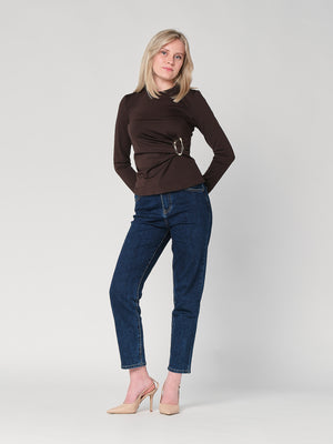 Maglia con gioiello a lato
