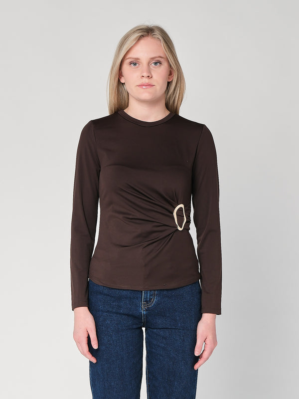 Maglia con gioiello a lato