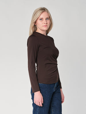 Maglia con gioiello a lato