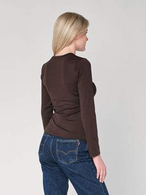 Maglia con gioiello a lato