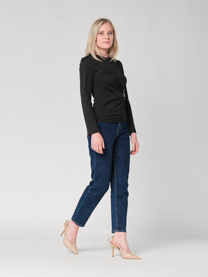 Maglia con gioiello a lato