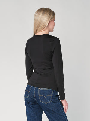 Maglia con gioiello a lato