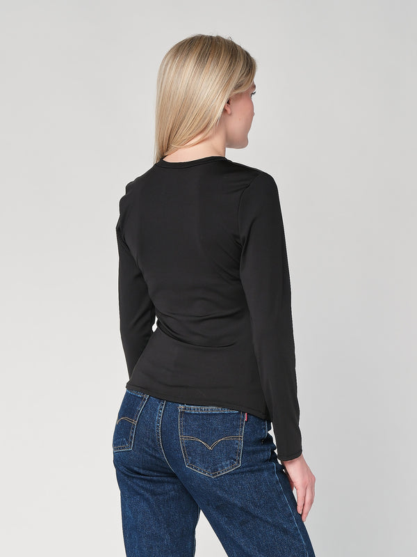 Maglia con gioiello a lato
