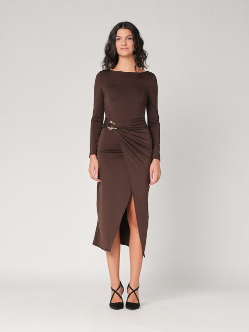 Abito con gioiello a lato