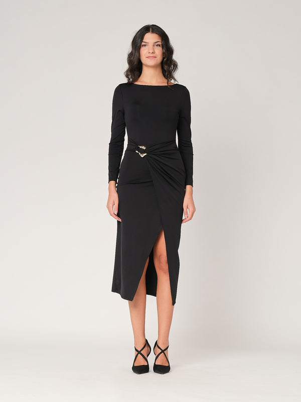 Abito con gioiello a lato