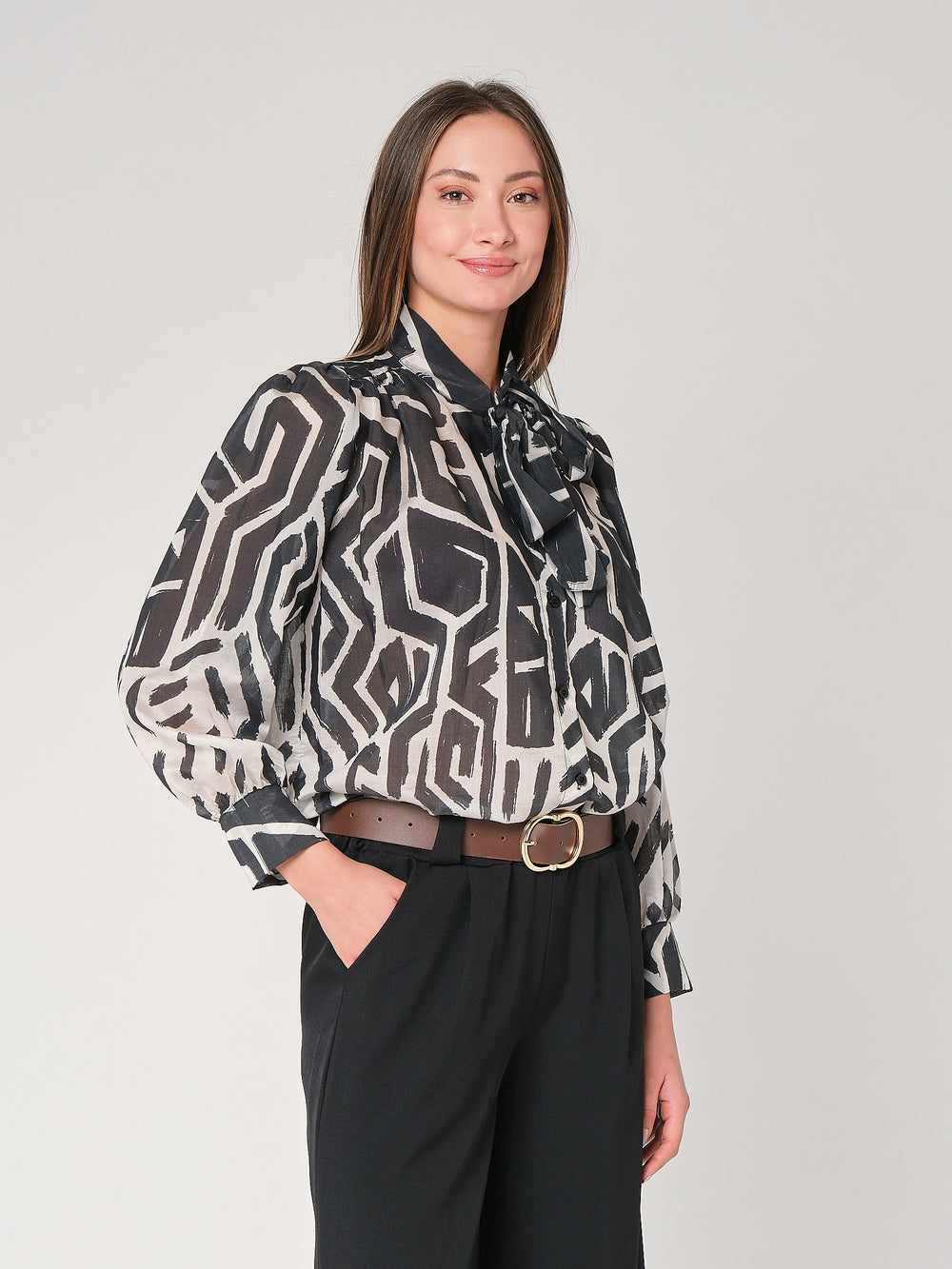Camicia in fantasia con fiocco