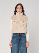 Gilet in pelliccia con bottoni gioiello