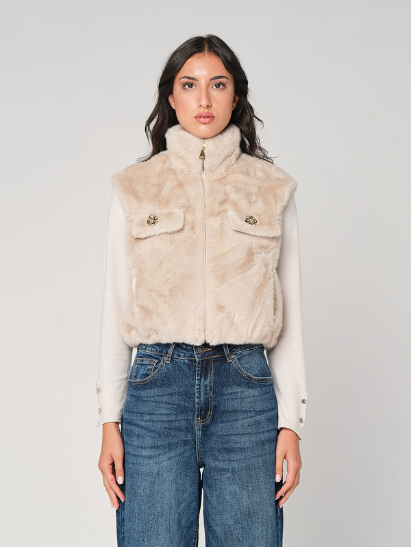 Gilet in pelliccia con bottoni gioiello