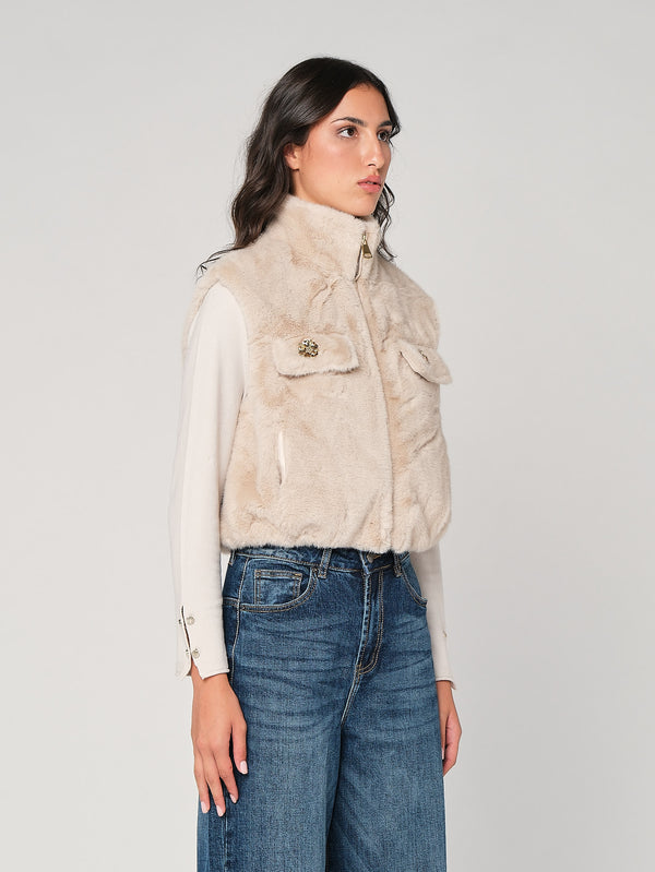 Gilet in pelliccia con bottoni gioiello