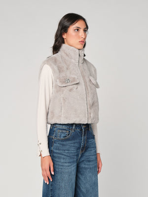 Gilet in pelliccia con bottoni gioiello