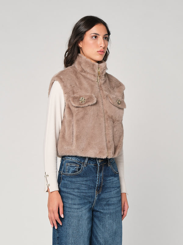 Gilet in pelliccia con bottoni gioiello
