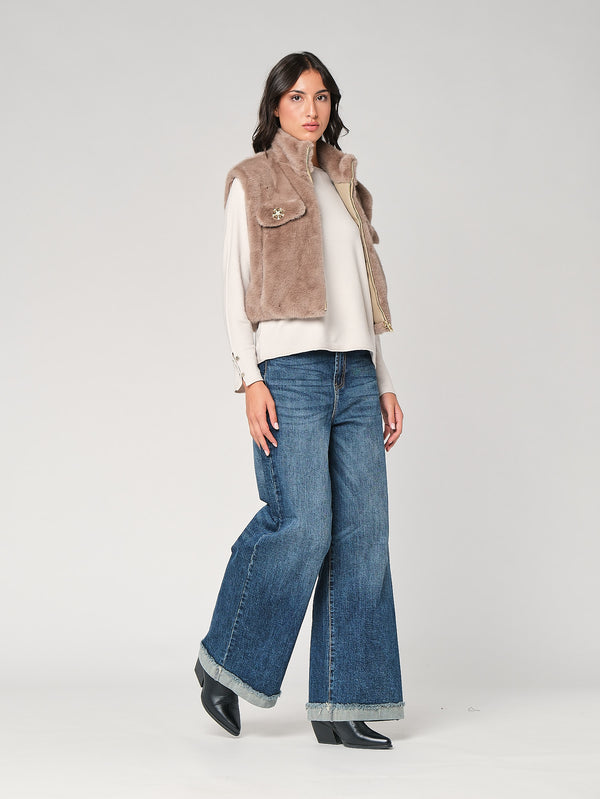 Gilet in pelliccia con bottoni gioiello
