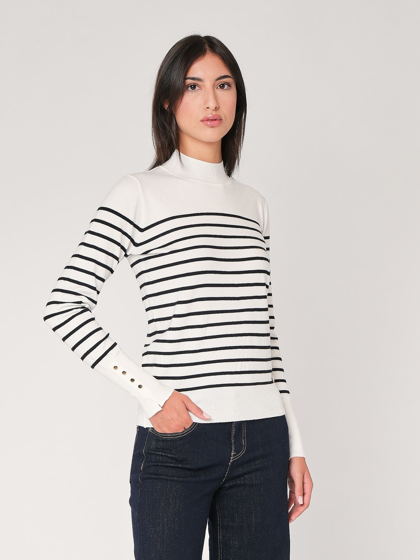Gestreifter Pullover mit Manschettenknöpfen
