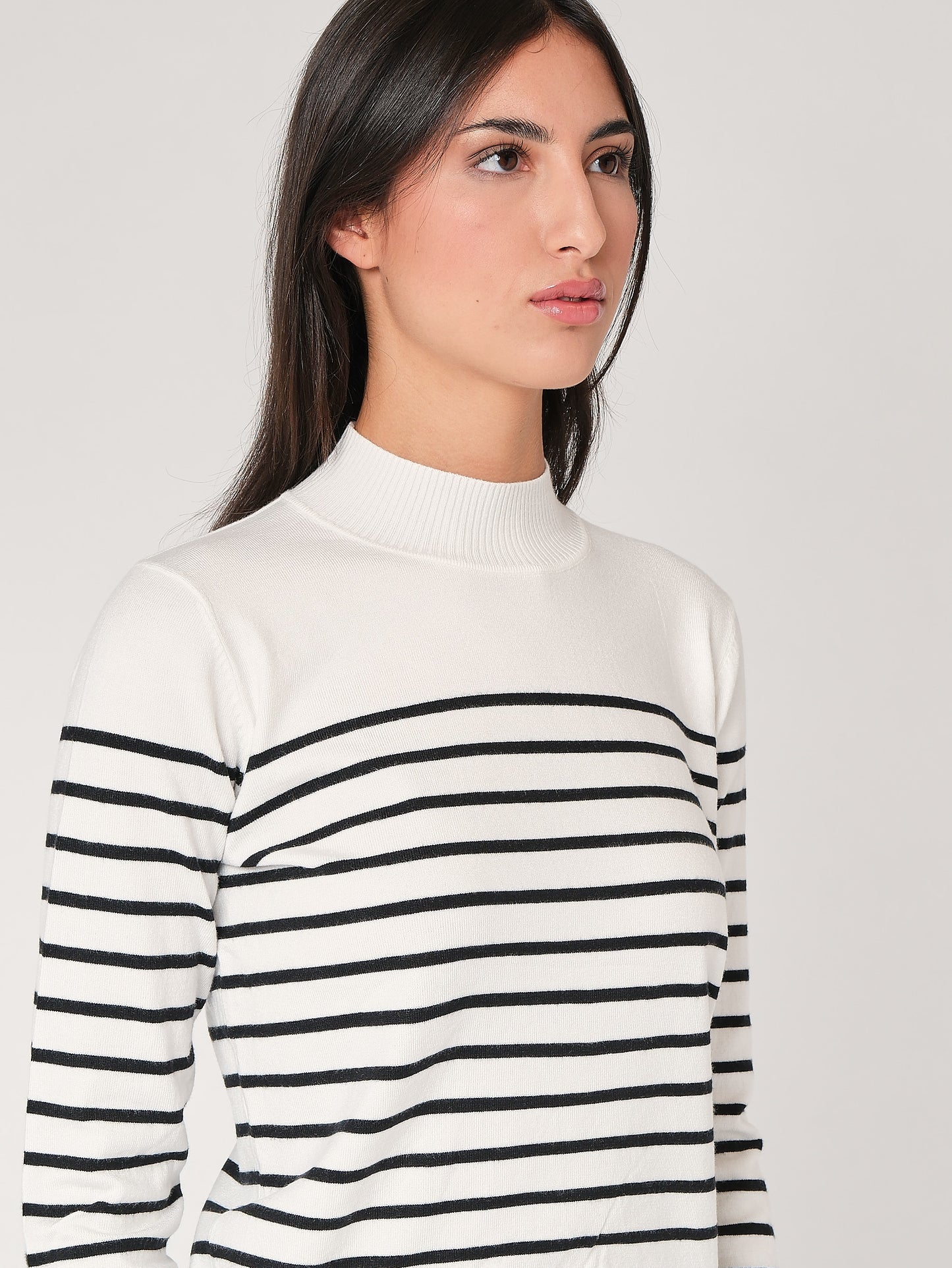 Gestreifter Pullover mit Manschettenknöpfen