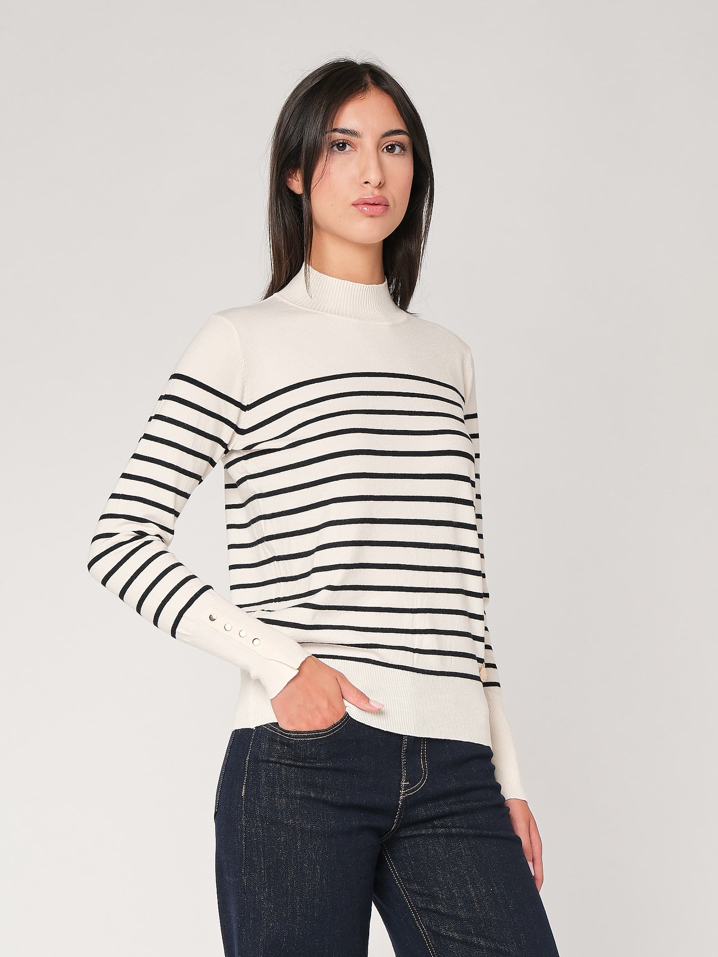 Gestreifter Pullover mit Manschettenknöpfen