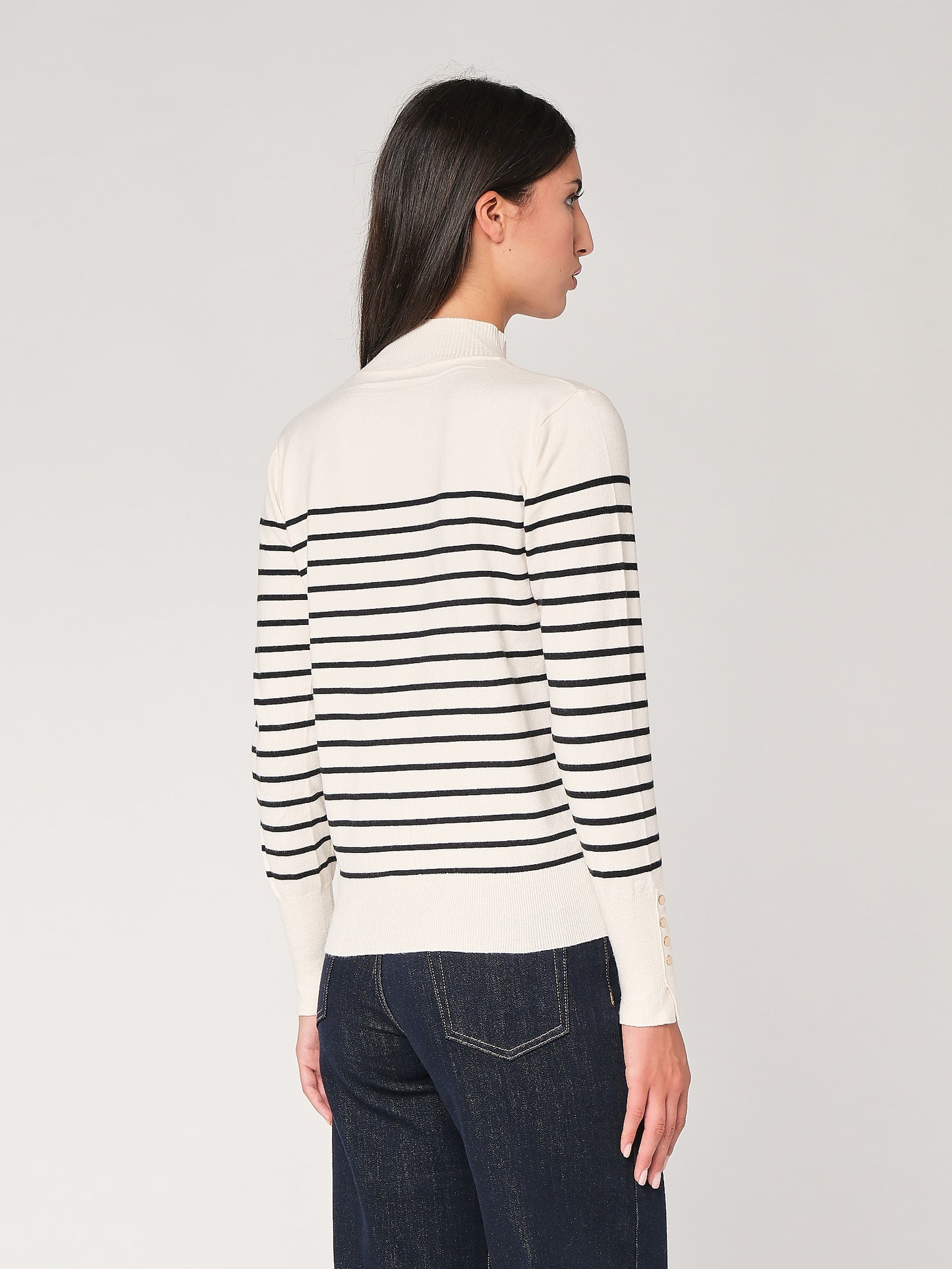 Gestreifter Pullover mit Manschettenknöpfen