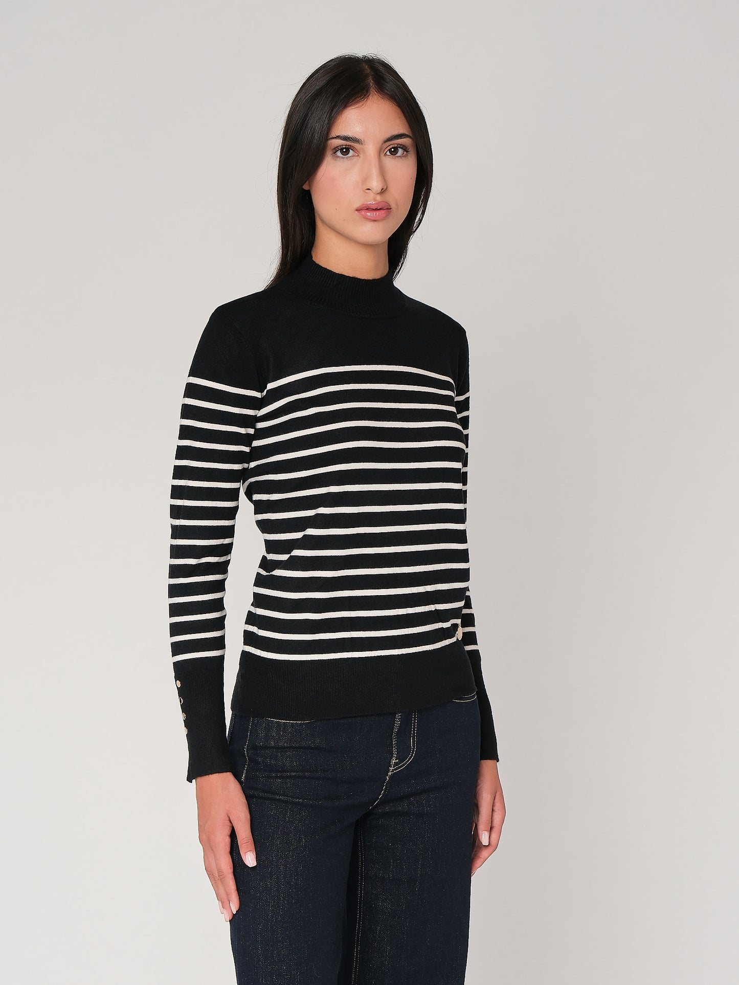 Gestreifter Pullover mit Manschettenknöpfen