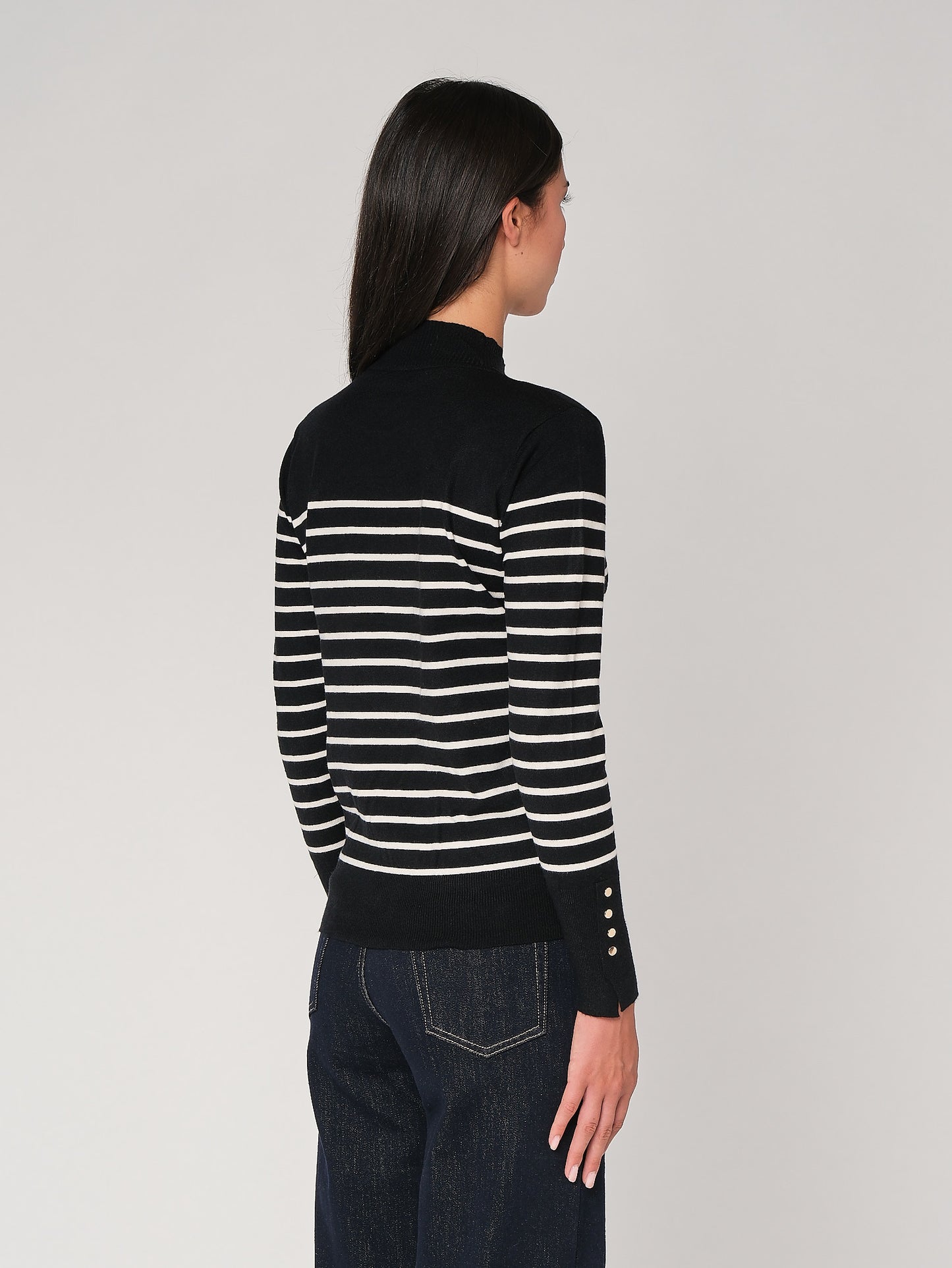Gestreifter Pullover mit Manschettenknöpfen