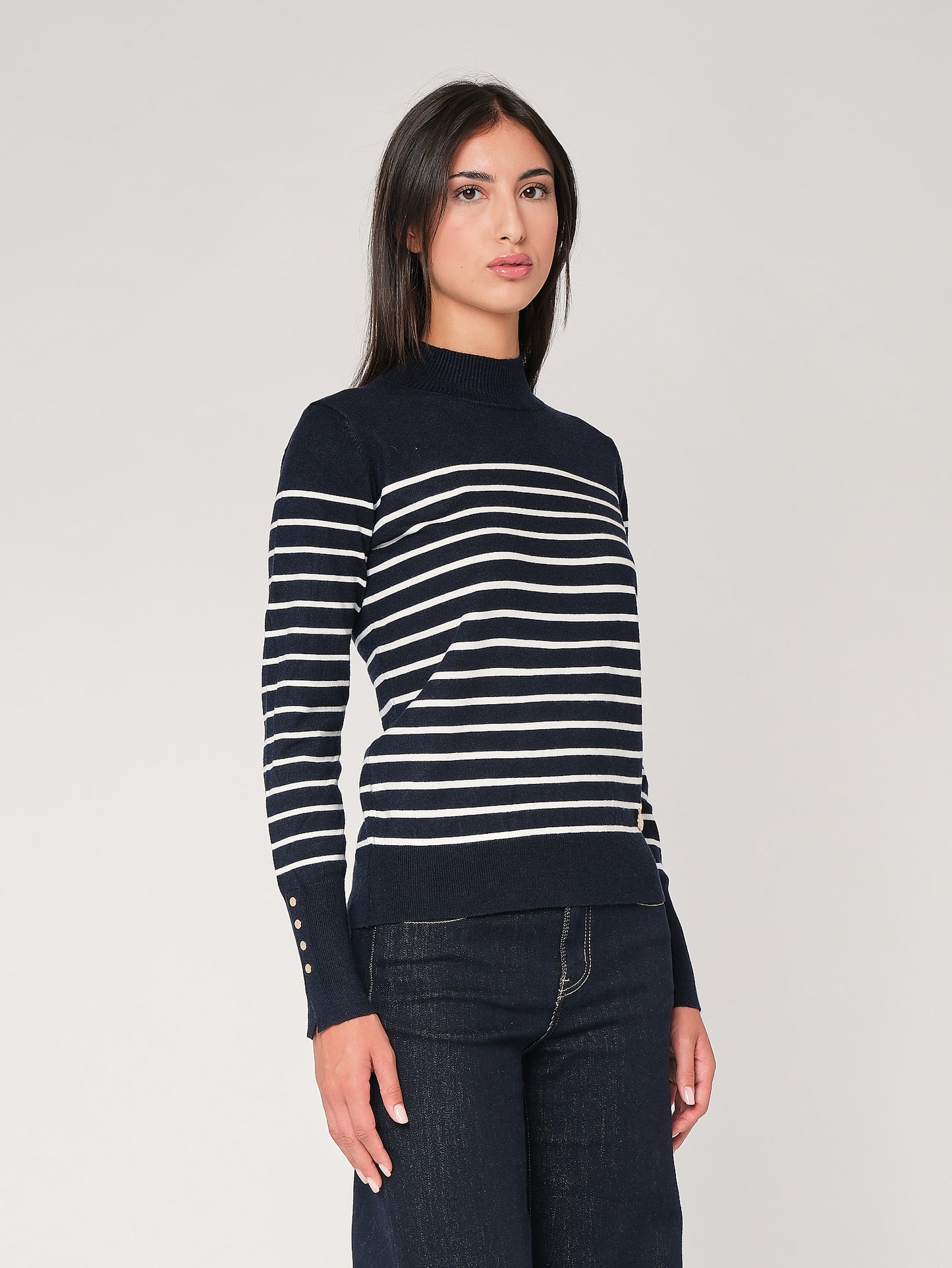 Gestreifter Pullover mit Manschettenknöpfen