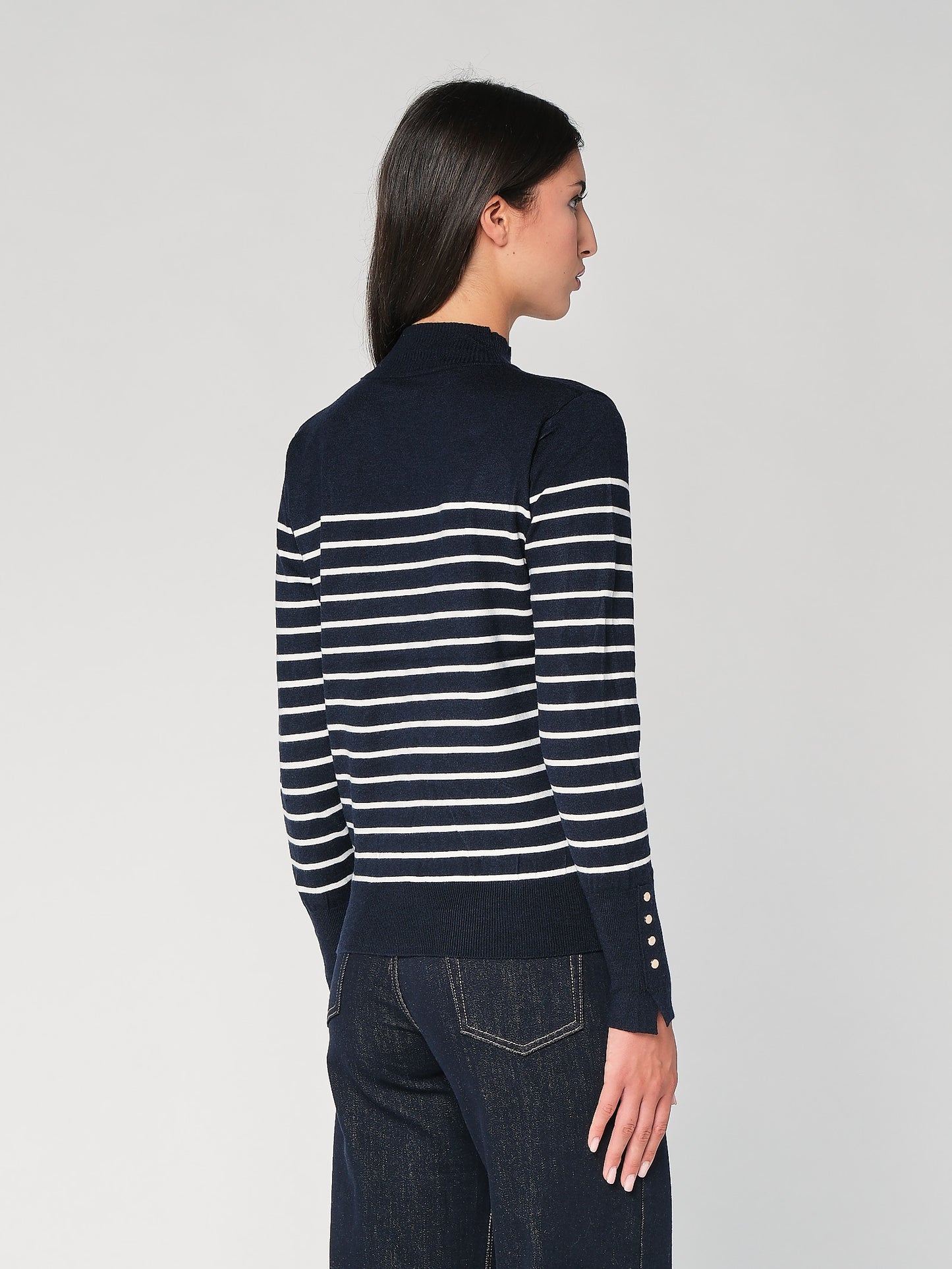 Gestreifter Pullover mit Manschettenknöpfen