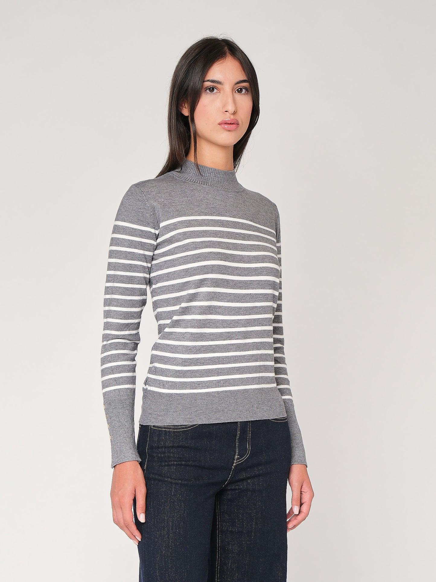 Gestreifter Pullover mit Manschettenknöpfen
