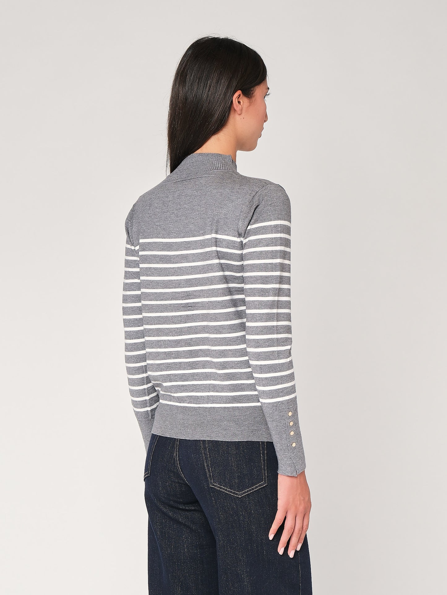 Gestreifter Pullover mit Manschettenknöpfen