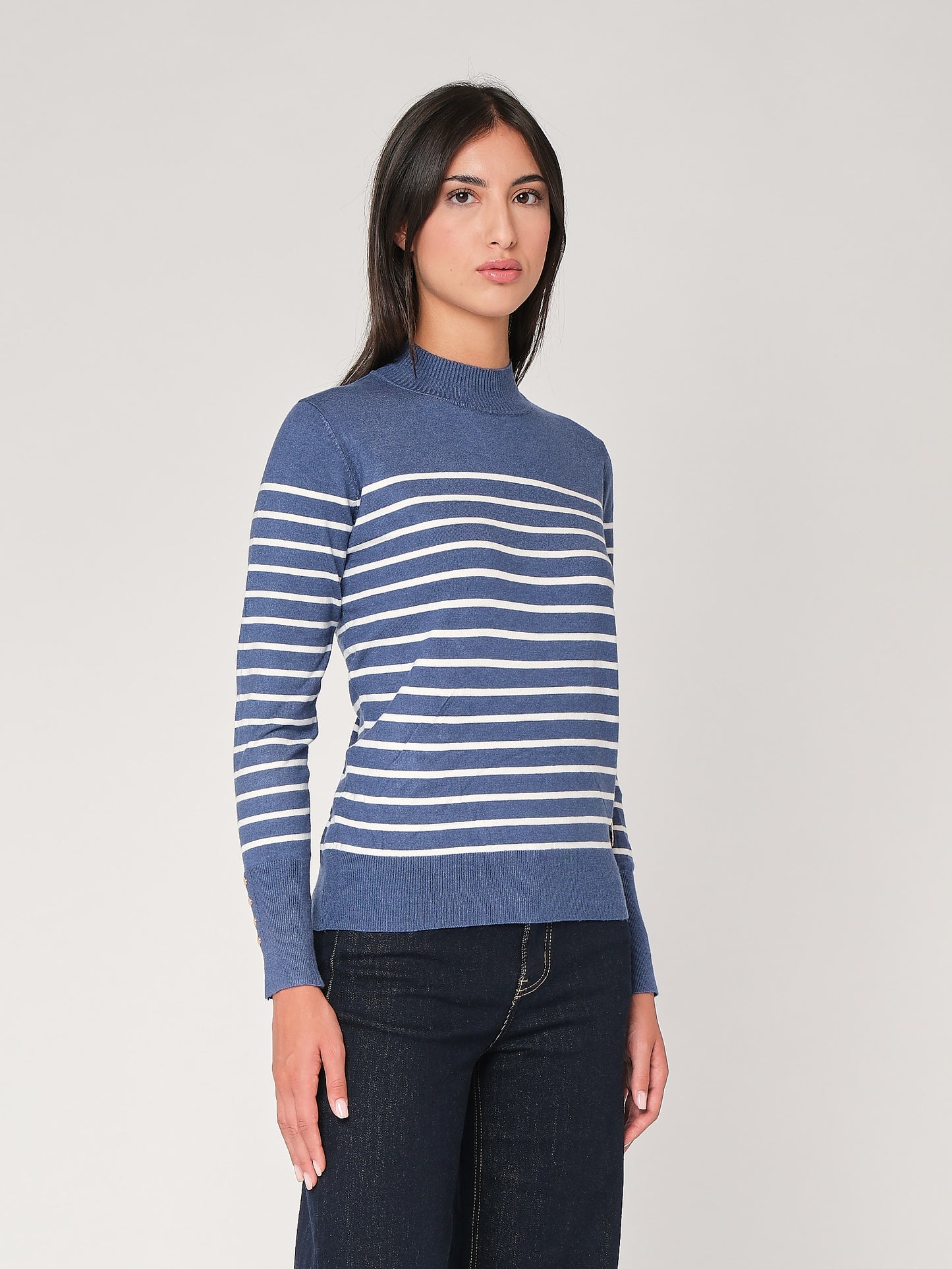 Gestreifter Pullover mit Manschettenknöpfen