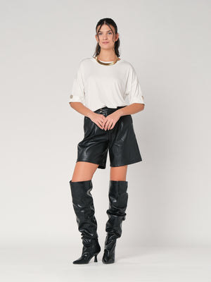 T-shirt con bottone a mano