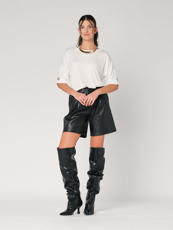 T-shirt con bottone a mano